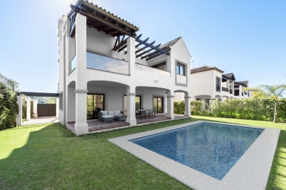 Halfvrijstaande villa's met uitzicht op de golfbaan en de bergen, Estepona