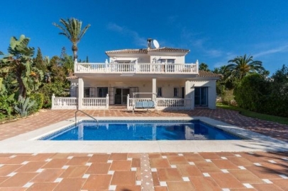 Villa im mediterranen Stil, nur 250 m vom Strand entfernt, Marbesa